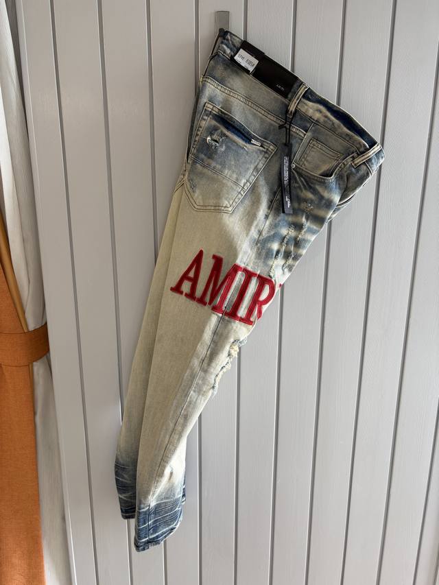 Ami官网专柜同步有售，原单狠货，超级有范儿的一款牛仔裤，定制原版水洗牛仔面料，独特设计，顶级刺绣工艺字母图案Logo，原版五金辅料装饰，极为翘楚的一款牛仔裤，