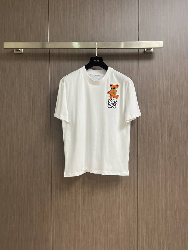 Loewe 跳舞熊绣花短袖T恤，采用24S特纺织紧密棉，185G；搭配32S1X1拉架螺纹， G。由于采用了相对较细的24支纱线，面料的手感可能非常柔软，对版对