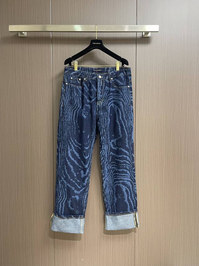 上衣 牛仔裤 Lv 蓝波激光暗纹牛仔短袖衬衫牛仔裤套装，原版材质高订牛仔面料采用480G牛仔布，每一件都必须洗水，采用精致的特殊工艺处理，激光烧花处理工艺，搭配