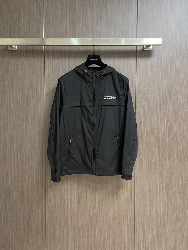 Zegna 2025Ss春夏新款四面弹力轻薄连帽防晒衣，这款采用客供定制高密超轻四面弹力面料，面料手感轻薄丝滑，表面暗格纹肌理显得非常有质感，既可以作为普通薄款