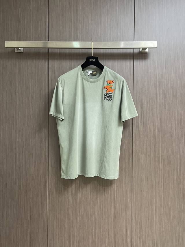 Loewe 跳舞熊绣花短袖T恤，采用24S特纺织紧密棉，185G；搭配32S1X1拉架螺纹， G。由于采用了相对较细的24支纱线，面料的手感可能非常柔软，对版对