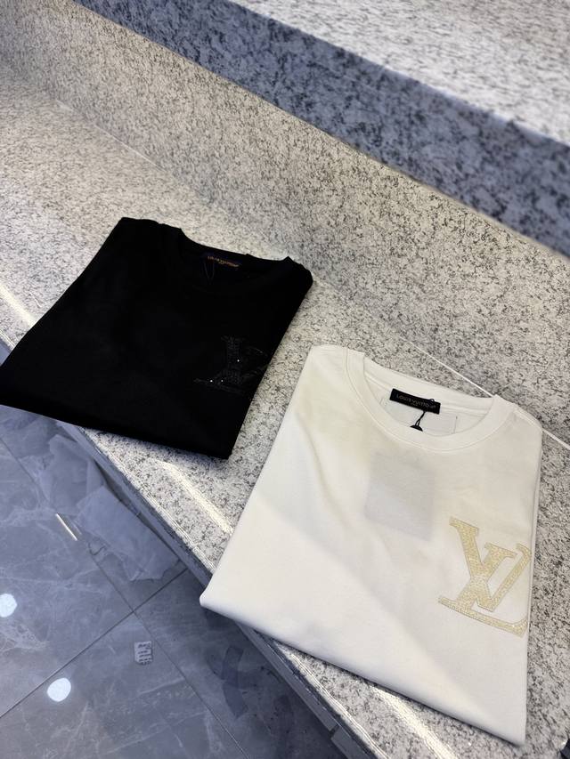 Ly 驴牌25 Sst新品春夏首发专柜 品相完美 最新款短袖圆领T恤高端订制 设计前卫时尚！品牌Logo重工艺设计高端定制长绒欧棉180克面料手感柔软.穿着舒适