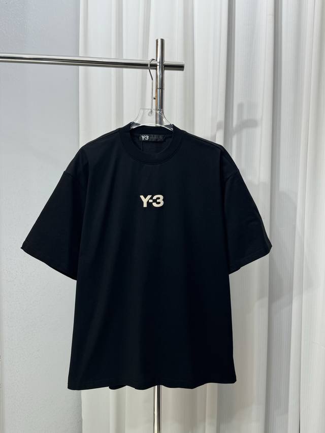 经典款Y-3字母Logo简约男女同款短袖T恤 采用进口棉材质制作而成，柔软的面料触感，贴身穿着亲肤舒适，胸前经典的贴布压胶Y-3字母图案设计，非常的新颖且极具辨