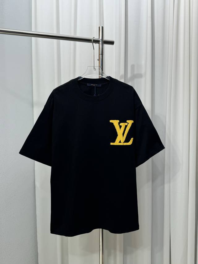 Lv路易威登大字母Logo发泡胶印简约短袖男女同款T恤 这款就很基础 痞帅痞帅的 面料舒适度很好穿起来很透气哦 经典百搭款绝绝子 怎么搭配都好看 短袖不会嫌多