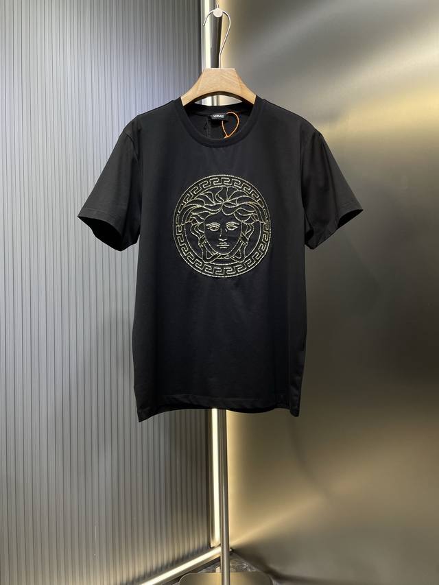 Versace 顶级原单 2025春夏新品德国进口36色珠管绣花机刺绣Medusa 图案短袖T恤；定制100支双股丝光长绒棉面料，德国进口珠管机绣花缀饰Medu