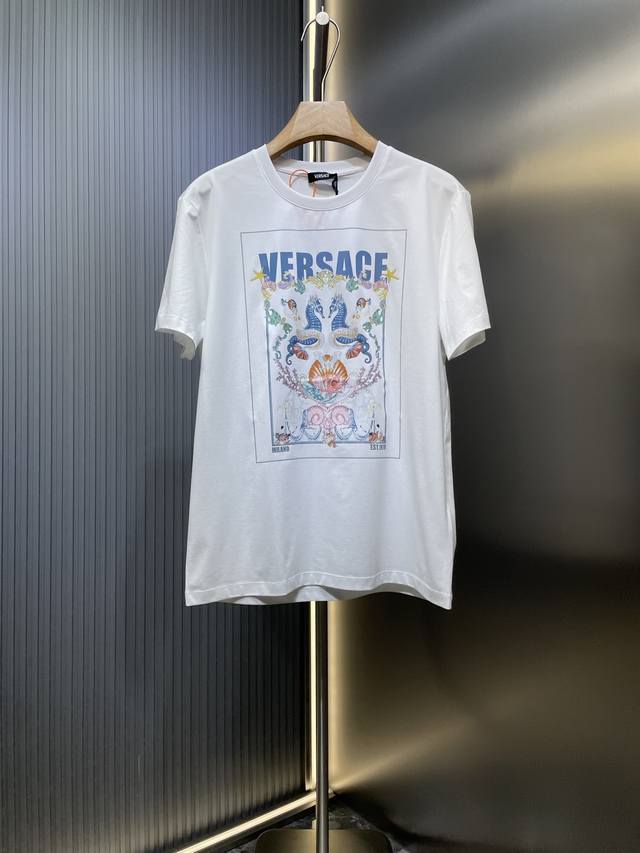 Versace 顶级原单 2025春夏新品Coral Theatre Postcard T恤；定制100支双股丝光长绒棉面料，一款多年值得好评的面料；胸前海洋系
