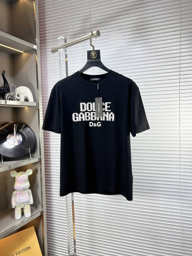 Dg*杜嘉班纳 Ss25夏季新款短袖，顶级图案Logo，帅气时尚，简约百搭款。面料棉 不仅挺括，保持潮流的廓形，又穿着舒适，纱织更细腻 码数：M-Xxxl
