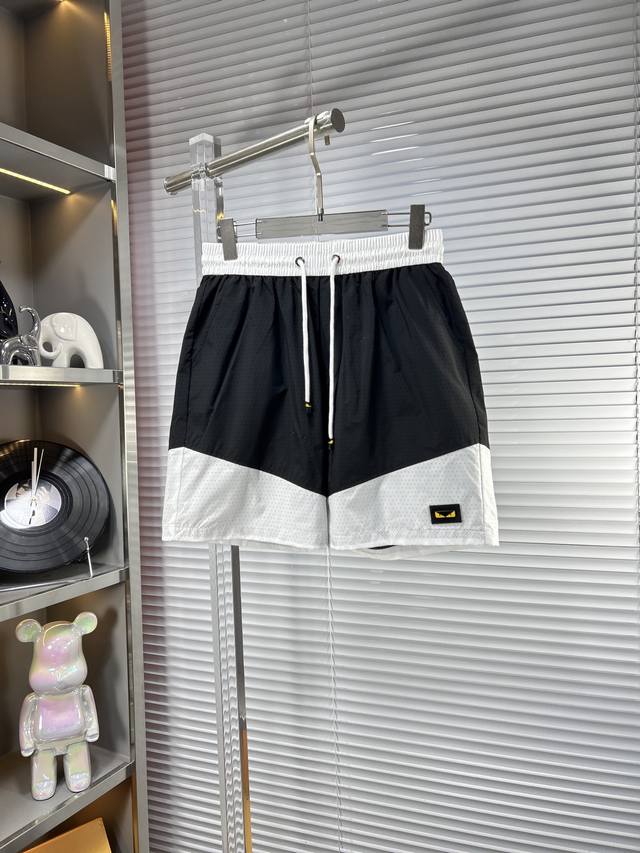 Fend*芬迪 Ss25夏季新款男士休闲短裤，堪称百搭单品，弹性松紧腰边抽绳设计，手感柔软、保型性好、低弹丝的构造使裤身弹性恰到好处，并且不易起皱！码数：M-X