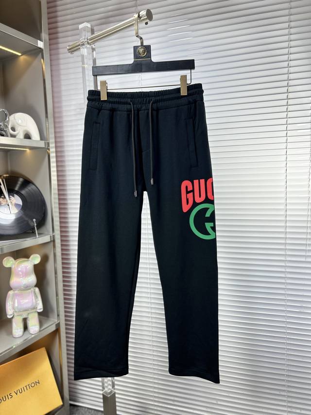 Gucc*古奇 Ss25春夏新款直筒休闲裤，官网同步发售卫裤，裤身工艺设计，进口客供辅料、面料定制，代工厂P出品免检！每个细节做到极致，原版五金配件，潮范十足、