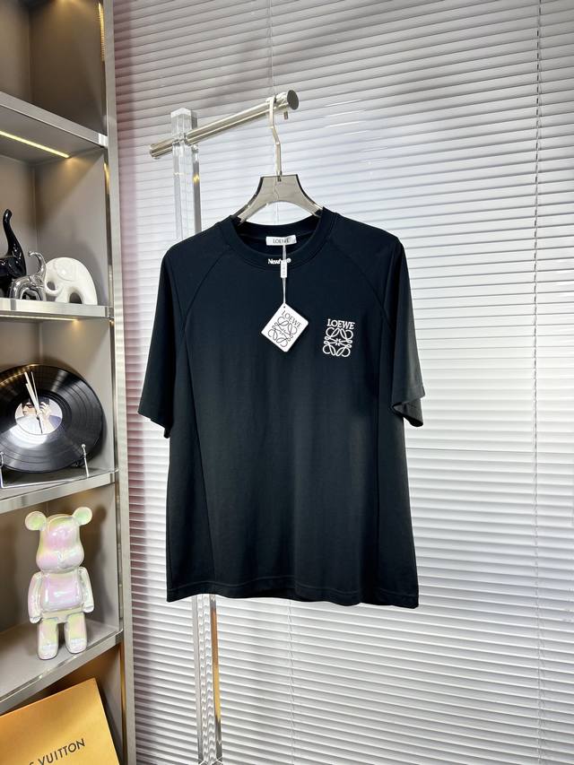 Loew*罗意威 Ss25夏季新款短袖，顶级图案Logo，帅气时尚，简约百搭款。面料棉 不仅挺括，保持潮流的廓形，又穿着舒适，纱织更细腻 D码数：M-Xxxl