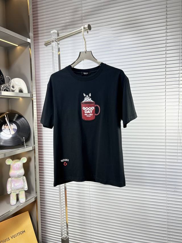Gucc*古奇 Ss25夏季新款短袖，顶级图案Logo，帅气时尚，简约百搭款。面料棉 不仅挺括，保持潮流的廓形，又穿着舒适，纱织更细腻 D码数：M-Xxxl