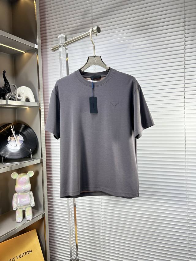 Prad*普拉达 Ss25夏季新款短袖，顶级图案Logo，帅气时尚，简约百搭款。面料棉 不仅挺括，保持潮流的廓形，又穿着舒适，纱织更细腻 D码数：M-Xxxl