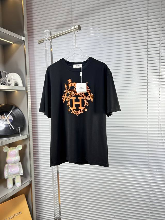 Herm*爱马仕 Ss25夏季新款 胸前印花图案圆领短袖T恤，今年芬迪真是越来越棒不同于其他款式，更是时尚达人必须入手的一件！定制220G高克重丝光面料 ，手感