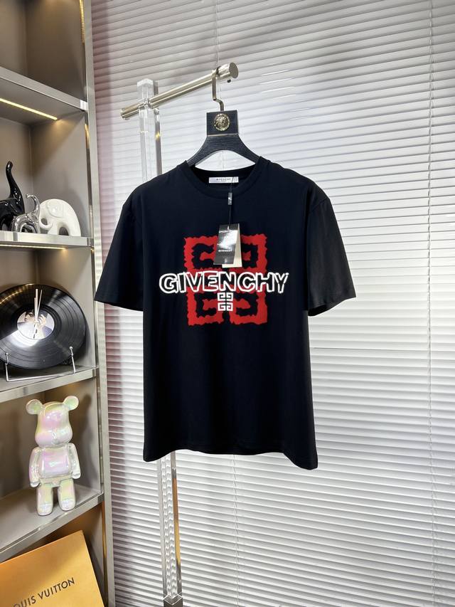 Giv*纪梵希 Ss25夏季新款短袖，顶级图案Logo，帅气时尚，简约百搭款。面料棉 不仅挺括，保持潮流的廓形，又穿着舒适，纱织更细腻 码数：M-Xxxl