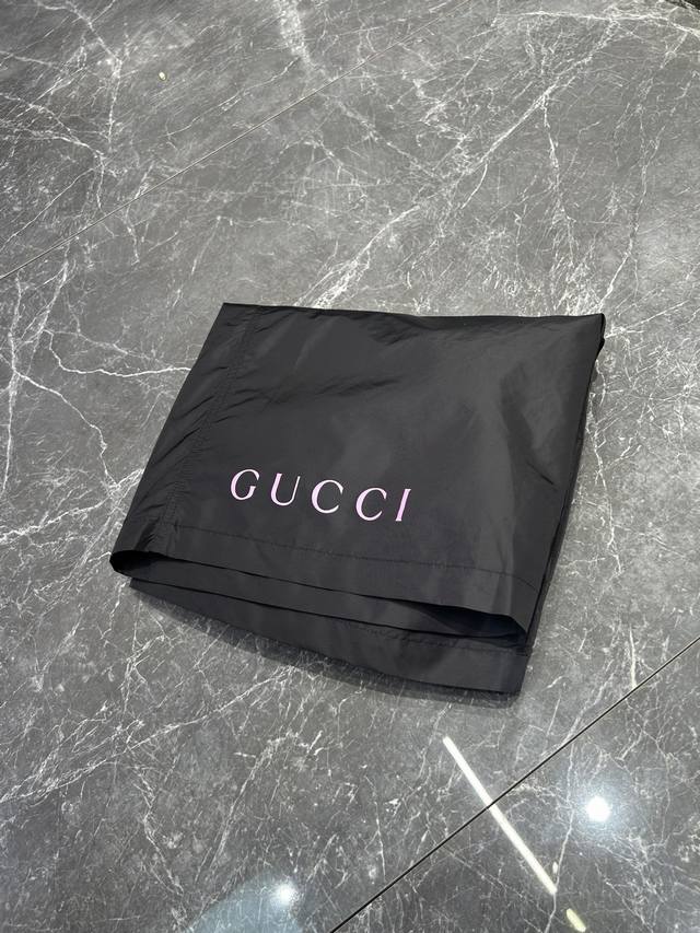 Gucci 25Ss春夏系列短裤！平纹府稠材质，展现多样印花设计，蕴含双G，冲浪者，海豚等丰富图案元素，松紧腰头，侧袋，后幅贴袋，实用耐穿。 颜色：黑色 尺码：