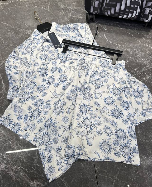 Dior 25Ss春夏新品套装！来自Dior And Hylton Nel 联名系列，采用真丝印花面料，深海贝壳扣子，前中腰绳，侧袋，后幅口袋纽扣设计，可搭配该