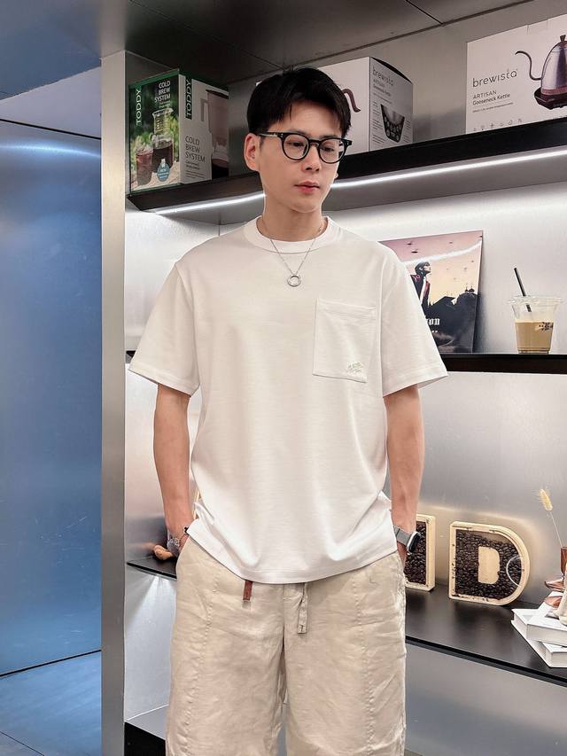 2025年 Lv春夏系列 H8058 1.颜色：黑色 白色 灰色 豆绿 蓝色 2.尺码：M-5Xl 3.版型：微阔短袖T 4.面料：水柔棉双面，200克重，95