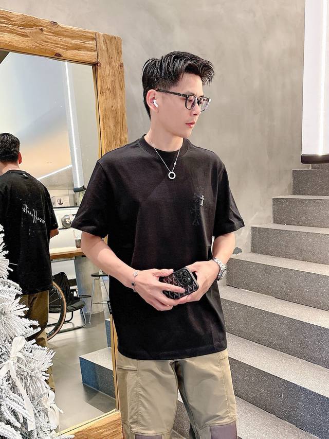 2025年春夏系列 H8038 1.颜色：黑色 白色 铁灰 2.尺码:M-5Xl 3.版型:微阔短袖T 4.成份:潮棉平纹面料，245克重，100%纯棉，手感挺
