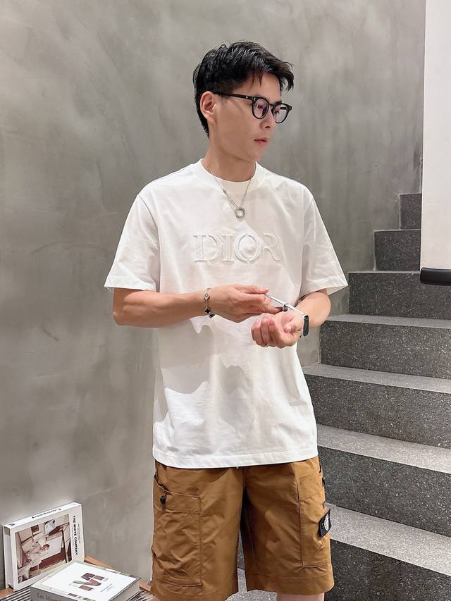 2025年 春夏系列 H8060 1.颜色：黑色 白色 卡其 2.尺码：M-5Xl 3.版型：微阔短袖T 4.成份：冰岛棉面料，195G，66.4%棉，33.6