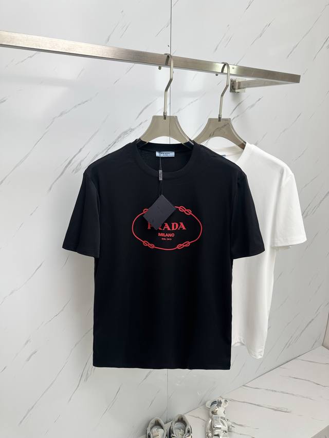 Prada 2025春夏新款首发专柜最新款短袖圆领T恤 高端订制 设计前卫时尚！品牌Logo重工艺设计 高端定制面料.手感柔软.穿着舒适.专柜级别精致车线.做工