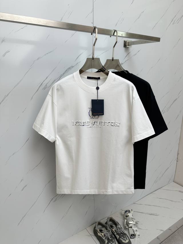 Lv 2025Ss夏季最新品，专柜同步有售，原单狠货，时尚休闲圆领短袖T恤，上身舒适！吸睛而有亮点，采用进口原版面料，顶级工艺字母图案Logo，简单而不失时尚，