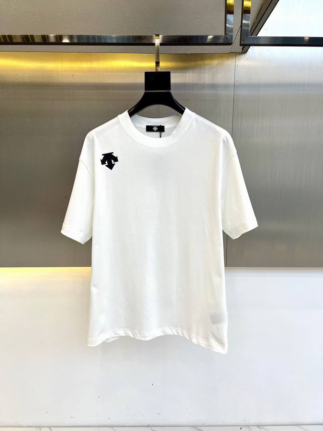 Descente迪桑特、25S新款棉质宽松T恤！纯棉的高支数面料整体的触感极为舒适，亲肤效果也是极佳。完美的符合各种穿搭场合的所需。极为非凡，档次与魅力更是极为