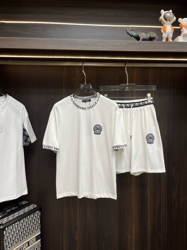 D&G 早春款2025最新款时尚设计师款短袖短裤套装，处处细节显工艺足够的高级 结构性剪裁的设计改变来展现男士多样的形象变化，修身利落、剪裁合体，满足时下正流行