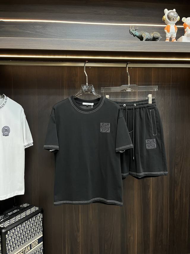 Givenchy 早春款2025最新款时尚设计师款纪梵希短袖短裤套装，处处细节显工艺足够的高级 结构性剪裁的设计改变来展现男士多样的形象变化，修身利落、剪裁合体