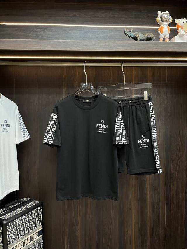 Fendi 早春款2025最新款时尚设计师款芬迪短袖短裤套装，处处细节显工艺足够的高级 结构性剪裁的设计改变来展现男士多样的形象变化，修身利落、剪裁合体，满足时