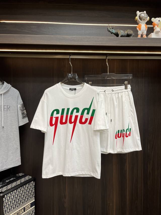 Gucci 早春款2025最新款时尚设计师款古驰短袖短裤套装，处处细节显工艺足够的高级 结构性剪裁的设计改变来展现男士多样的形象变化，修身利落、剪裁合体，满足时