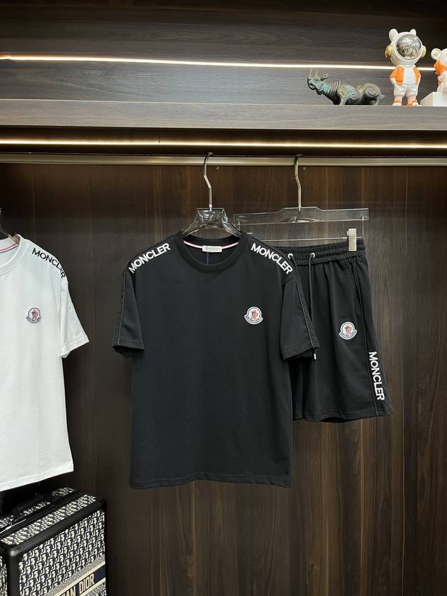 Moncler 早春款2025最新款时尚设计师款蒙口短袖短裤套装，处处细节显工艺足够的高级 结构性剪裁的设计改变来展现男士多样的形象变化，修身利落、剪裁合体，满