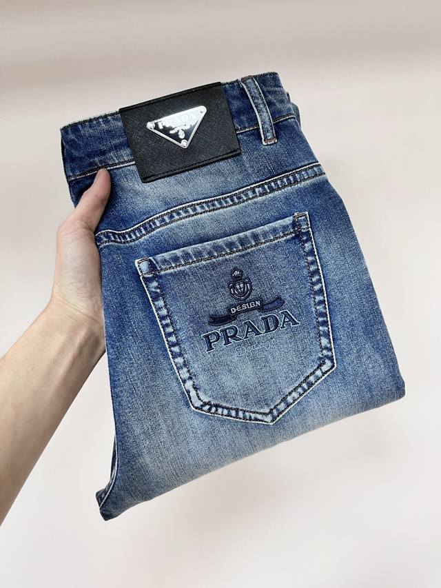 Prada 2025春季独家专供新款秘普拉达潮男时尚休闲牛仔裤，春季新款裤子 高端欧版原单潮流时尚休闲裤子 透气舒适度高，细节无可挑剔，品牌元素设计理念，体现高