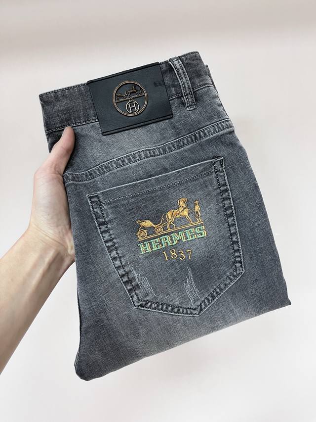 Hermes 2025春季独家专供新款秘爱马仕潮男时尚休闲牛仔裤，春季新款裤子 高端欧版原单潮流时尚休闲裤子 透气舒适度高，细节无可挑剔，品牌元素设计理念，体现