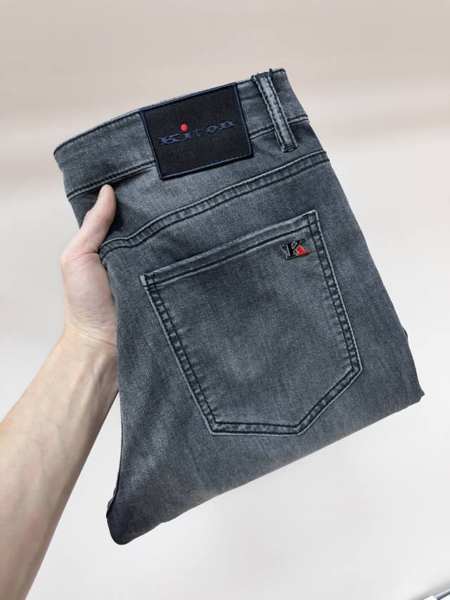 Kiton 独家专供新款潮男时尚休闲牛仔裤，高端欧版原单裤子，潮流时尚休闲裤子 透气舒适度高，细节无可挑剔，品牌元素设计理念，体现高品质。呈现休闲裁剪，上身版型