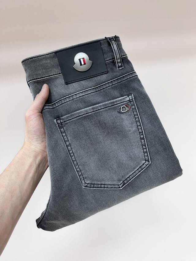 Moncler 独家专供新款蒙口潮男时尚休闲牛仔裤，高端欧版原单裤子，潮流时尚休闲裤子 透气舒适度高，细节无可挑剔，品牌元素设计理念，体现高品质。呈现休闲裁剪，