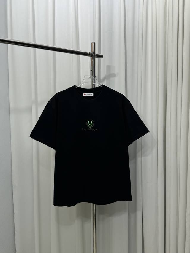 Lululemon露露乐蒙简约Logo硅胶刺绣字母男女同款 短袖T恤 定制300克100％双纱纯棉面料 定染32支双股螺纹 领标吊牌主唛三标齐全 尺码：S-Xl