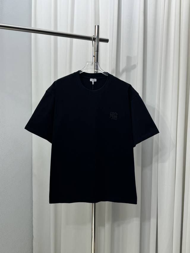 Loewe罗意威刺绣Logo简约男女同款短袖T恤 定制320克100％双纱纯棉面料 定染32支双股螺纹 进口机高密度刺绣工艺 领标吊牌主唛三标齐全 颜色：黑色