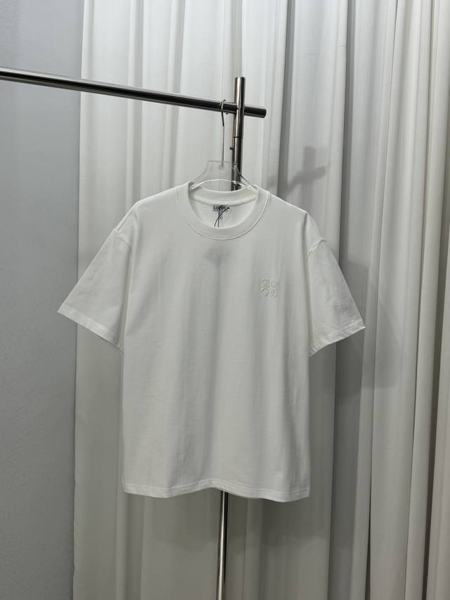 Loewe罗意威刺绣Logo简约男女同款短袖T恤 定制320克100％双纱纯棉面料 定染32支双股螺纹 进口机高密度刺绣工艺 领标吊牌主唛三标齐全 颜色：白色