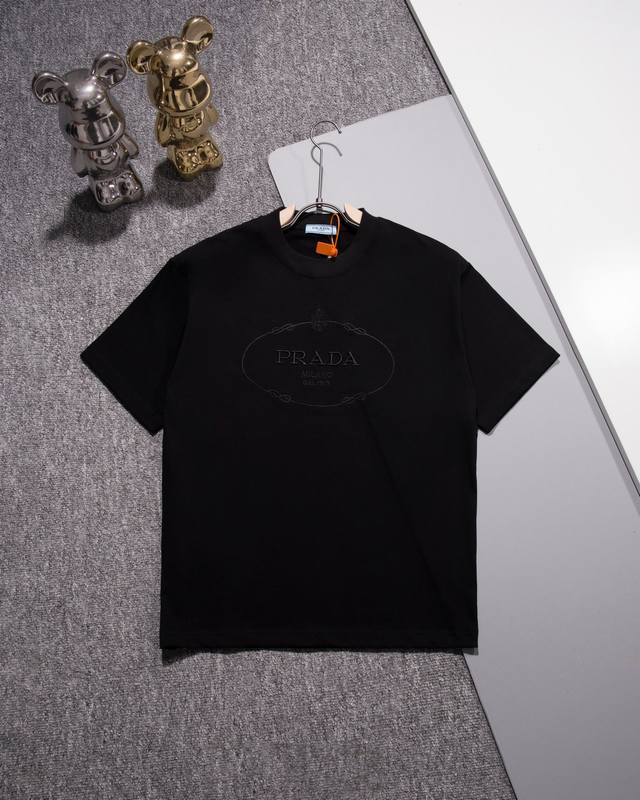 Prada 普拉达 圆领短袖T恤 Logo字母刺绣标识 官方同步 1:1原版开模 时尚个性 百搭潮流 纯原品质 原版洗水面料 吊牌 领标 水洗麦 三标齐全 颜色