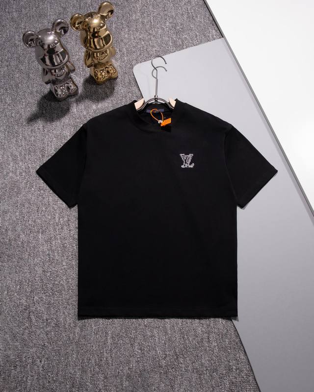 Louisvuitton路易威登圆领短袖T恤 Lv字母Logo绣花标识 官方同步 高版本 高品质 时尚个性 百搭潮流 纯原品质 原版面料 吊牌 领标 水洗麦 三