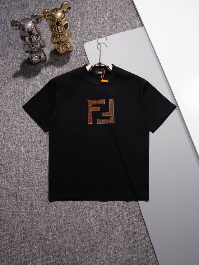 Fendi 芬迪 圆领短袖T恤 简约时尚Ff字母皮绣花标识 官方同步 1:1原版开模 时尚个性 百搭潮流 纯原品质 原版洗水面料 吊牌 领标 水洗麦 三标齐全