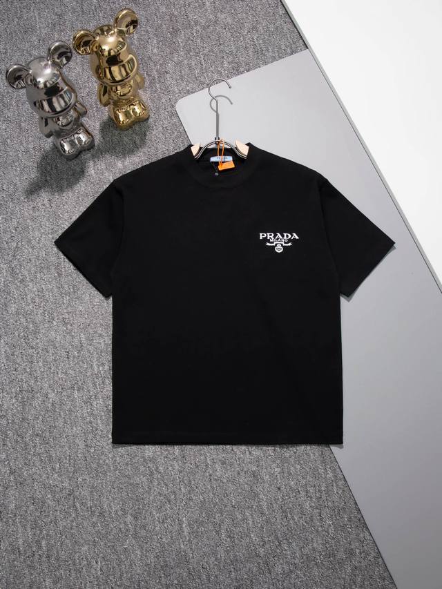 Prada 普拉达 圆领短袖T恤 标志性Logo字母绣花标识 官方同步 1:1原版开模 时尚个性 百搭潮流 纯原品质 原版洗水面料 吊牌 领标 水洗麦 三标齐全