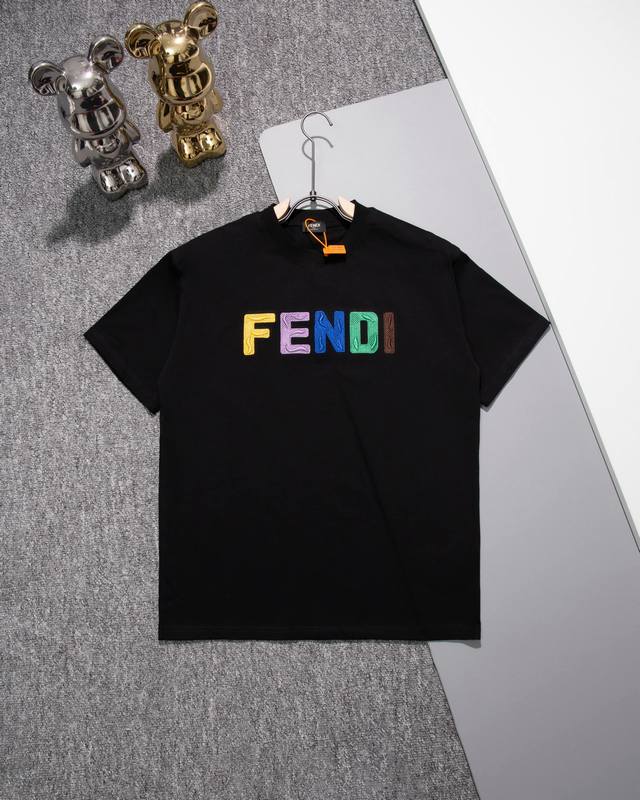 Fendi 芬迪 圆领短袖T恤 Ff字母Logo3D刺绣标识 官方同步 1:1原版开模 时尚个性 百搭潮流 纯原品质 原版洗水面料 吊牌 领标 水洗麦 三标齐全