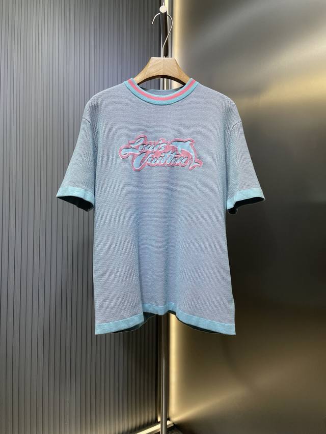 Louis Vuitton 顶级原单 2025春夏最新系列！官网同步 海豚图案针织短袖！定制进口针织材质 质感高级 成衣方格编织肌理纹路 透气细腻 胸前印有独特