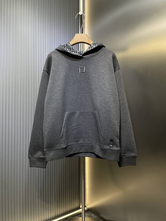 Fendi Ff 顶级原单 刺绣兜帽卫衣 定制双层奢柔空气棉 触感柔软 舒适贴肤 身以深邃的深灰色铺陈 恰到好处的沉稳 饰以Ff标志性立体绣点缀于胸前 如同品牌