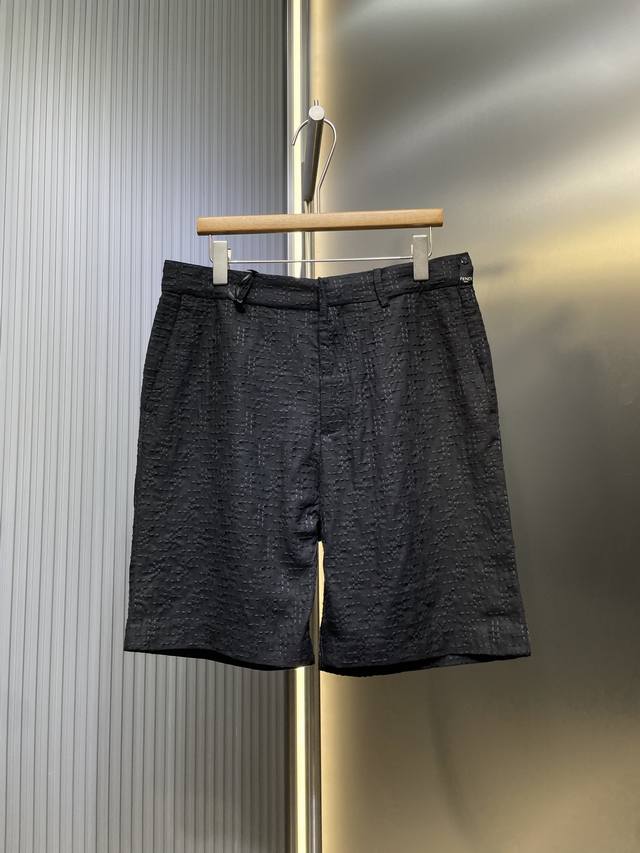 Fendi 顶级原单 2025Ss新款全幅Ff短裤 定制墨韵提花亚麻绮罗 纹理清晰 质感卓越 舒适贴肤 黑色基调 奢雅无界 饰以Ff字母点缀全幅 以迷宫般的设计