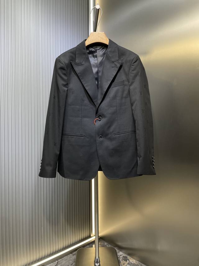 Louis Vuitton 顶级原单 全幅提花西装夹克 定制素韵纤柔羊毛缎 如丝绸般顺滑 垂坠感十足 以一袭深邃黑韵 深邃且神秘 全幅Lv Blason 提花在