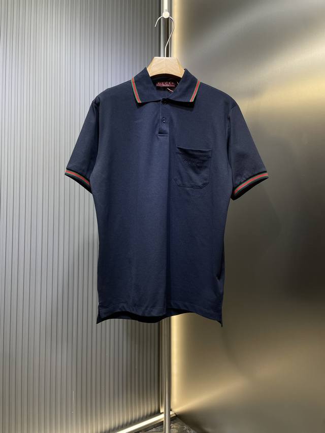 Gucci 顶级原单 标识Polo衫 定制三角珠层雅致珠地棉 质感十足 舒适贴肤 深蓝雅韵 静谧而优雅 正面饰有Gucci标识字样展于胸前 如同贵族徽章 彩边螺