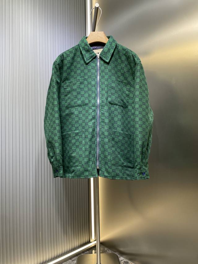 Gucci 顶级原单 老花双G羊毛夹克 采用了高品质的羊毛面料，这种面料不仅提供了极佳的保暖性能，而且触感柔软舒适。夹克上的双G图案是Gucci品牌的经典标志，