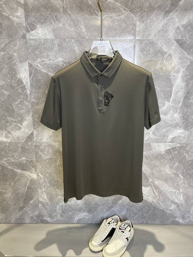 Versace范思哲 2025春夏新款男士翻领短袖商务休闲Polo衫，无痕系列，定制面料， 上身舒适透气亲肤感极佳，满足春夏场景穿着需求。简约休闲款式打造成熟与